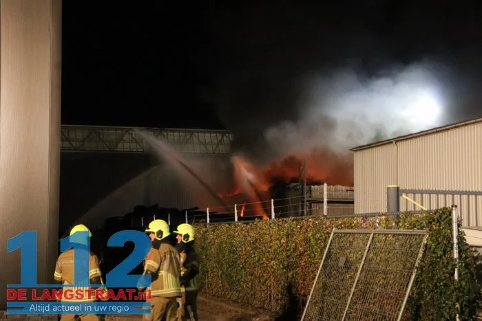 Uitslaande brand verwoest autobedrijf en veroorzaakt gewonde Raamsdonksveer 9 Uitslaande brand verwoest autobedrijf en veroorzaakt gewonde Raamsdonksveer 112 De Langstraat