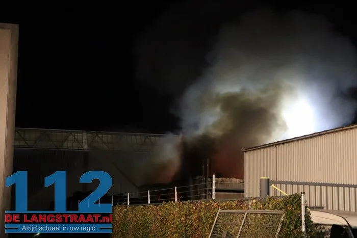 Uitslaande brand verwoest autobedrijf en veroorzaakt gewonde Raamsdonksveer 10 Uitslaande brand verwoest autobedrijf en veroorzaakt gewonde Raamsdonksveer 112 De Langstraat