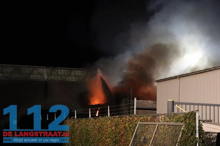 Uitslaande brand verwoest autobedrijf en veroorzaakt gewonde Raamsdonksveer 11 Uitslaande brand verwoest autobedrijf en veroorzaakt gewonde Raamsdonksveer 112 De Langstraat