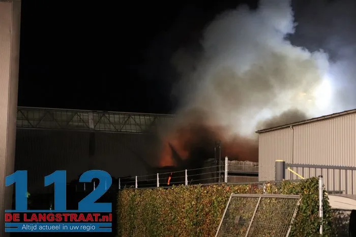 Uitslaande brand verwoest autobedrijf en veroorzaakt gewonde Raamsdonksveer 12 Uitslaande brand verwoest autobedrijf en veroorzaakt gewonde Raamsdonksveer 112 De Langstraat
