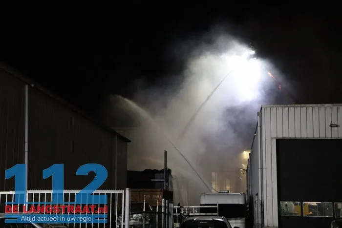 Uitslaande brand verwoest autobedrijf en veroorzaakt gewonde Raamsdonksveer 13 Uitslaande brand verwoest autobedrijf en veroorzaakt gewonde Raamsdonksveer 112 De Langstraat