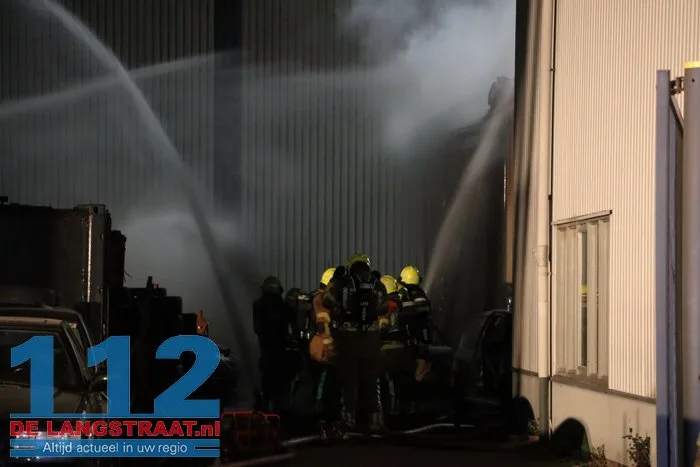 Uitslaande brand verwoest autobedrijf en veroorzaakt gewonde Raamsdonksveer 14 Uitslaande brand verwoest autobedrijf en veroorzaakt gewonde Raamsdonksveer 112 De Langstraat