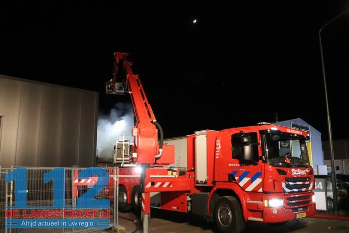 Uitslaande brand verwoest autobedrijf en veroorzaakt gewonde Raamsdonksveer 15 Uitslaande brand verwoest autobedrijf en veroorzaakt gewonde Raamsdonksveer 112 De Langstraat