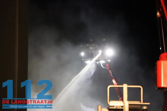 Uitslaande brand verwoest autobedrijf en veroorzaakt gewonde Raamsdonksveer 16 Uitslaande brand verwoest autobedrijf en veroorzaakt gewonde Raamsdonksveer 112 De Langstraat