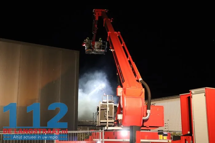 Uitslaande brand verwoest autobedrijf en veroorzaakt gewonde Raamsdonksveer 17 Uitslaande brand verwoest autobedrijf en veroorzaakt gewonde Raamsdonksveer 112 De Langstraat