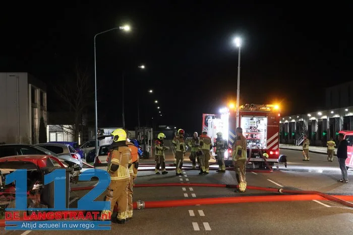 Uitslaande brand verwoest autobedrijf en veroorzaakt gewonde Raamsdonksveer 18 Uitslaande brand verwoest autobedrijf en veroorzaakt gewonde Raamsdonksveer 112 De Langstraat