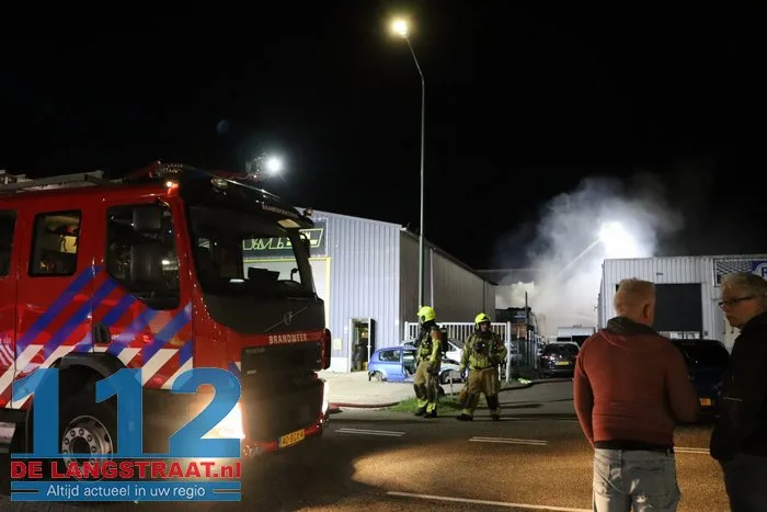 Uitslaande brand verwoest autobedrijf en veroorzaakt gewonde Raamsdonksveer 19 Uitslaande brand verwoest autobedrijf en veroorzaakt gewonde Raamsdonksveer 112 De Langstraat