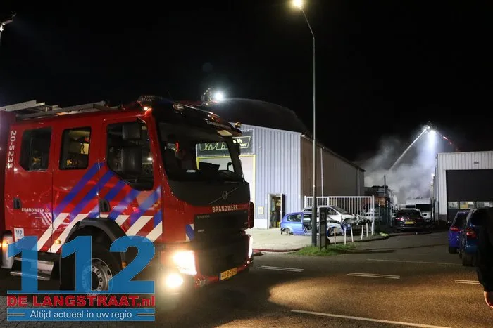Uitslaande brand verwoest autobedrijf en veroorzaakt gewonde Raamsdonksveer 20 Uitslaande brand verwoest autobedrijf en veroorzaakt gewonde Raamsdonksveer 112 De Langstraat