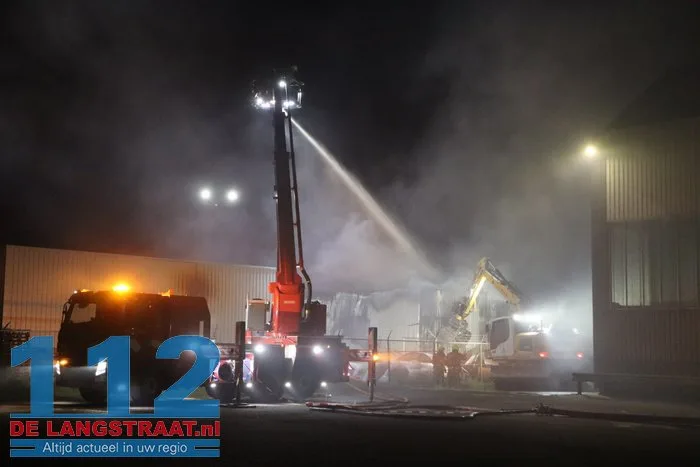Uitslaande brand verwoest autobedrijf en veroorzaakt gewonde Raamsdonksveer 23 Uitslaande brand verwoest autobedrijf en veroorzaakt gewonde Raamsdonksveer 112 De Langstraat