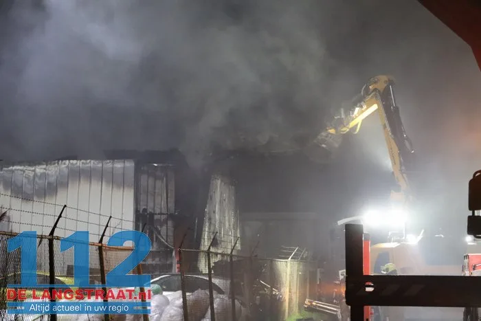 Uitslaande brand verwoest autobedrijf en veroorzaakt gewonde Raamsdonksveer 24 Uitslaande brand verwoest autobedrijf en veroorzaakt gewonde Raamsdonksveer 112 De Langstraat