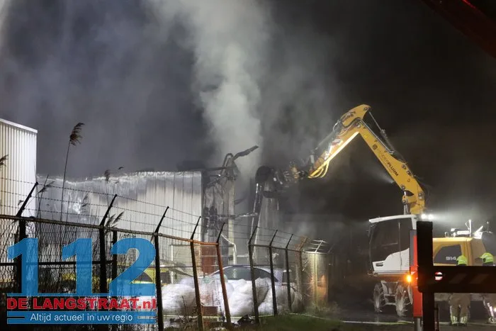 Uitslaande brand verwoest autobedrijf en veroorzaakt gewonde Raamsdonksveer 26 Uitslaande brand verwoest autobedrijf en veroorzaakt gewonde Raamsdonksveer 112 De Langstraat