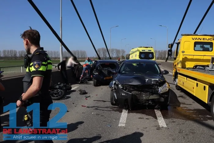 Ravage na ongeval met 4 voertuigen op Heusdense Brug Heesbeen 1 Ravage na ongeval met 4 voertuigen op Heusdense Brug Heesbeen 112 De Langstraat