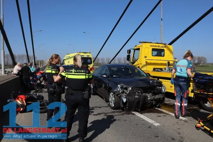 Ravage na ongeval met 4 voertuigen op Heusdense Brug Heesbeen 3 Ravage na ongeval met 4 voertuigen op Heusdense Brug Heesbeen 112 De Langstraat