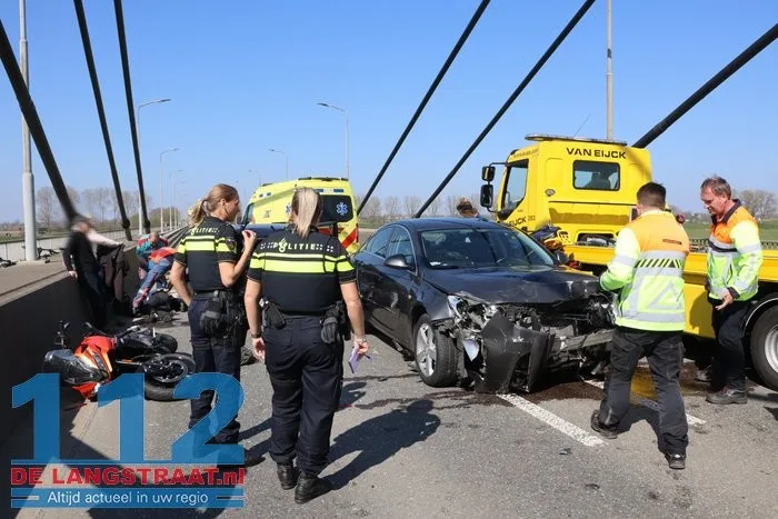 Ravage na ongeval met 4 voertuigen op Heusdense Brug Heesbeen 4 Ravage na ongeval met 4 voertuigen op Heusdense Brug Heesbeen 112 De Langstraat