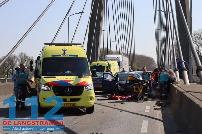 Ravage na ongeval met 4 voertuigen op Heusdense Brug Heesbeen 5 Ravage na ongeval met 4 voertuigen op Heusdense Brug Heesbeen 112 De Langstraat