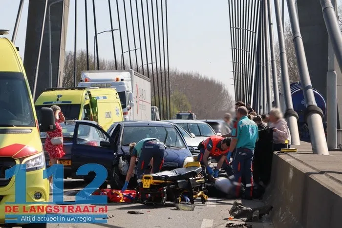 Ravage na ongeval met 4 voertuigen op Heusdense Brug Heesbeen 6 Ravage na ongeval met 4 voertuigen op Heusdense Brug Heesbeen 112 De Langstraat