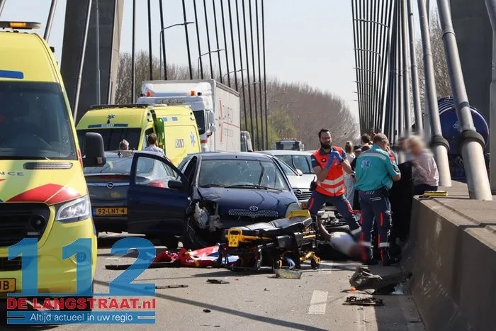 Ravage na ongeval met 4 voertuigen op Heusdense Brug Heesbeen 7 Ravage na ongeval met 4 voertuigen op Heusdense Brug Heesbeen 112 De Langstraat