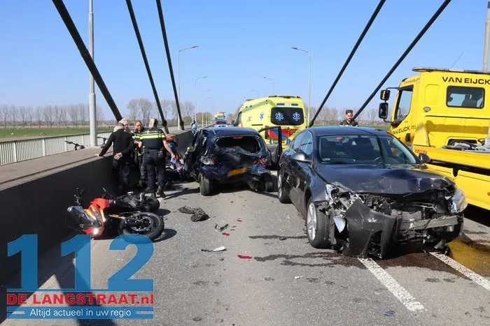 Ravage na ongeval met 4 voertuigen op Heusdense Brug Heesbeen 9 Ravage na ongeval met 4 voertuigen op Heusdense Brug Heesbeen 112 De Langstraat