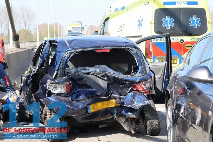 Ravage na ongeval met 4 voertuigen op Heusdense Brug Heesbeen 10 Ravage na ongeval met 4 voertuigen op Heusdense Brug Heesbeen 112 De Langstraat