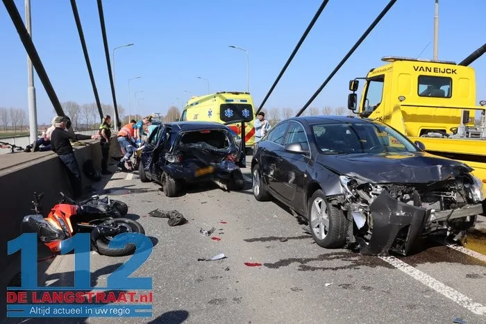Ravage na ongeval met 4 voertuigen op Heusdense Brug Heesbeen 11 Ravage na ongeval met 4 voertuigen op Heusdense Brug Heesbeen 112 De Langstraat