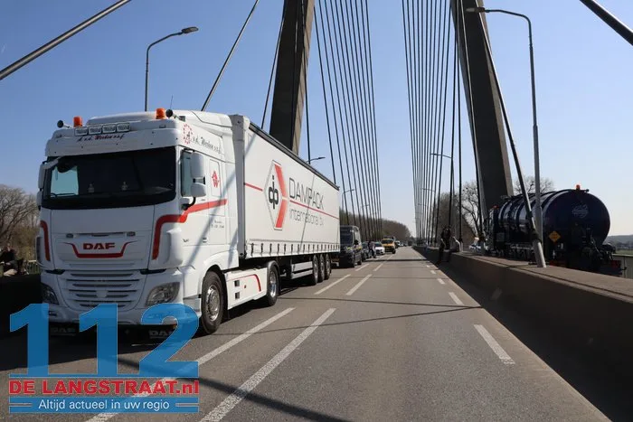Ravage na ongeval met 4 voertuigen op Heusdense Brug Heesbeen 12 Ravage na ongeval met 4 voertuigen op Heusdense Brug Heesbeen 112 De Langstraat