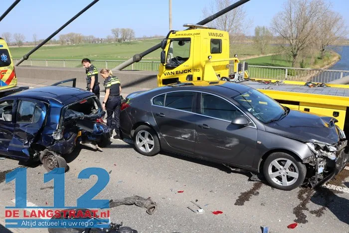 Ravage na ongeval met 4 voertuigen op Heusdense Brug Heesbeen 13 Ravage na ongeval met 4 voertuigen op Heusdense Brug Heesbeen 112 De Langstraat