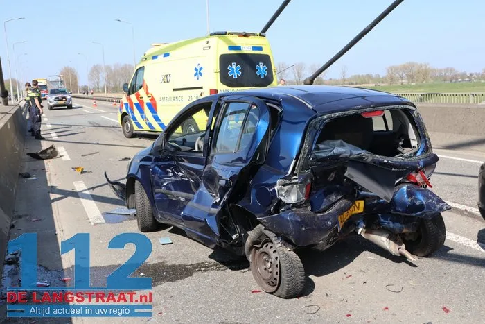Ravage na ongeval met 4 voertuigen op Heusdense Brug Heesbeen 14 Ravage na ongeval met 4 voertuigen op Heusdense Brug Heesbeen 112 De Langstraat