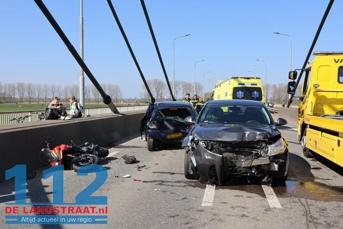 Ravage na ongeval met 4 voertuigen op Heusdense Brug Heesbeen 15 Ravage na ongeval met 4 voertuigen op Heusdense Brug Heesbeen 112 De Langstraat