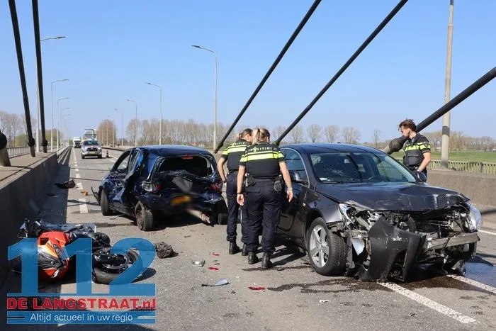 Ravage na ongeval met 4 voertuigen op Heusdense Brug Heesbeen 21 Ravage na ongeval met 4 voertuigen op Heusdense Brug Heesbeen 112 De Langstraat