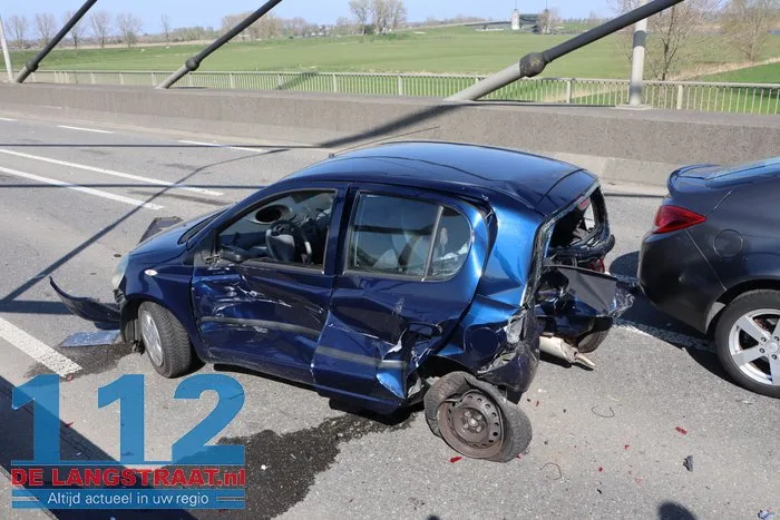 Ravage na ongeval met 4 voertuigen op Heusdense Brug Heesbeen 23 Ravage na ongeval met 4 voertuigen op Heusdense Brug Heesbeen 112 De Langstraat