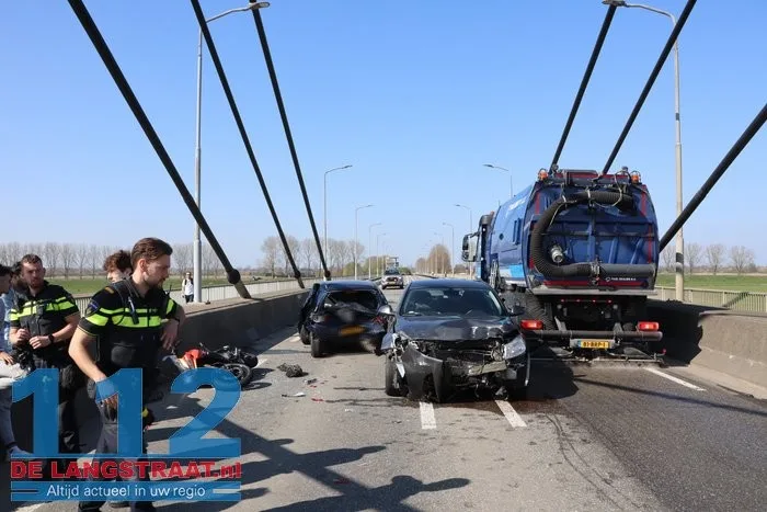 Ravage na ongeval met 4 voertuigen op Heusdense Brug Heesbeen 26 Ravage na ongeval met 4 voertuigen op Heusdense Brug Heesbeen 112 De Langstraat