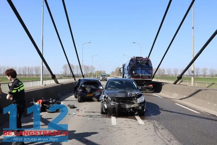 Ravage na ongeval met 4 voertuigen op Heusdense Brug Heesbeen 27 Ravage na ongeval met 4 voertuigen op Heusdense Brug Heesbeen 112 De Langstraat