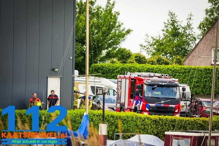 Problemen met een accu in een jacht brandweer doet onderzoek Jachthaven Waspik. 1 Problemen met een accu in een jacht brandweer doet onderzoek Jachthaven Waspik. 112 De Langstraat