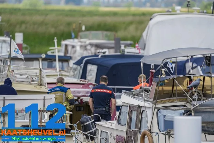 Problemen met een accu in een jacht brandweer doet onderzoek Jachthaven Waspik. 2 Problemen met een accu in een jacht brandweer doet onderzoek Jachthaven Waspik. 112 De Langstraat