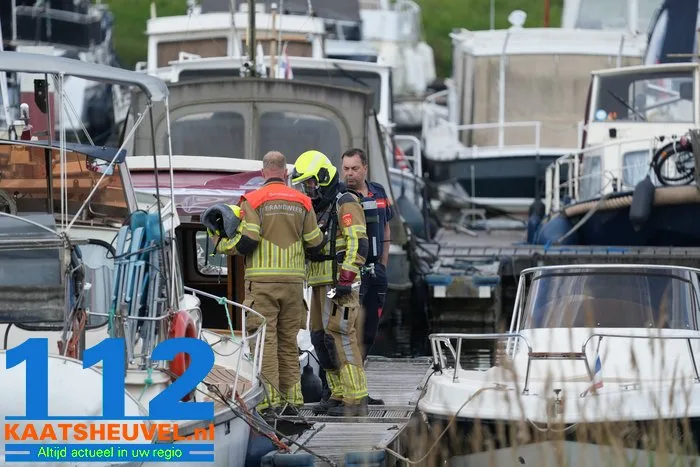 Problemen met een accu in een jacht brandweer doet onderzoek Jachthaven Waspik. 3 Problemen met een accu in een jacht brandweer doet onderzoek Jachthaven Waspik. 112 De Langstraat