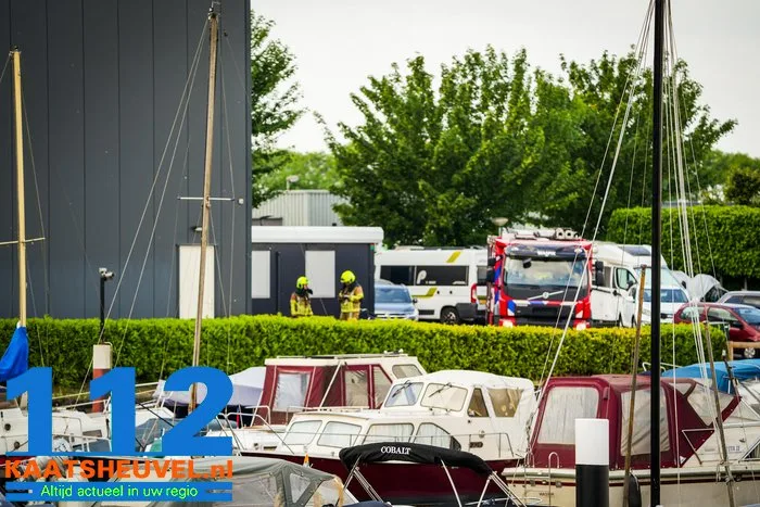 Problemen met een accu in een jacht brandweer doet onderzoek Jachthaven Waspik. 4 Problemen met een accu in een jacht brandweer doet onderzoek Jachthaven Waspik. 112 De Langstraat