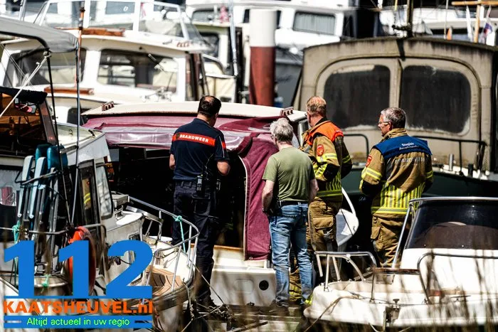 Problemen met een accu in een jacht brandweer doet onderzoek Jachthaven Waspik. 6 Problemen met een accu in een jacht brandweer doet onderzoek Jachthaven Waspik. 112 De Langstraat