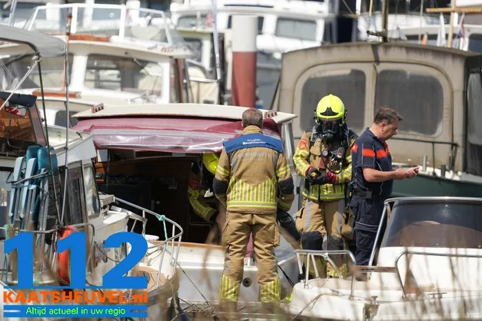 Problemen met een accu in een jacht brandweer doet onderzoek Jachthaven Waspik. 7 Problemen met een accu in een jacht brandweer doet onderzoek Jachthaven Waspik. 112 De Langstraat