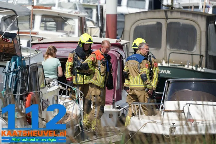 Problemen met een accu in een jacht brandweer doet onderzoek Jachthaven Waspik. 8 Problemen met een accu in een jacht brandweer doet onderzoek Jachthaven Waspik. 112 De Langstraat