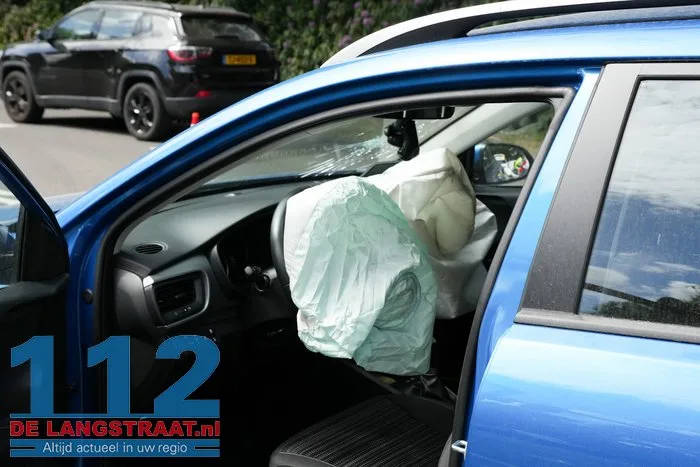 Aanrijding op Europalaan Kaatsheuvel: twee zwaar beschadigd 3 Aanrijding op Europalaan Kaatsheuvel: twee zwaar beschadigd 112 De Langstraat