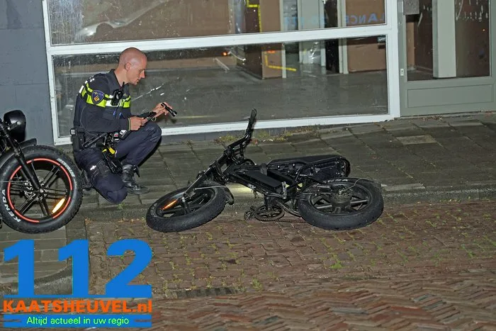 Jongen op fatbike vliegt over motorkap na botsing met auto in Waalwijk 6 Jongen op fatbike vliegt over motorkap na botsing met auto in Waalwijk 112 De Langstraat