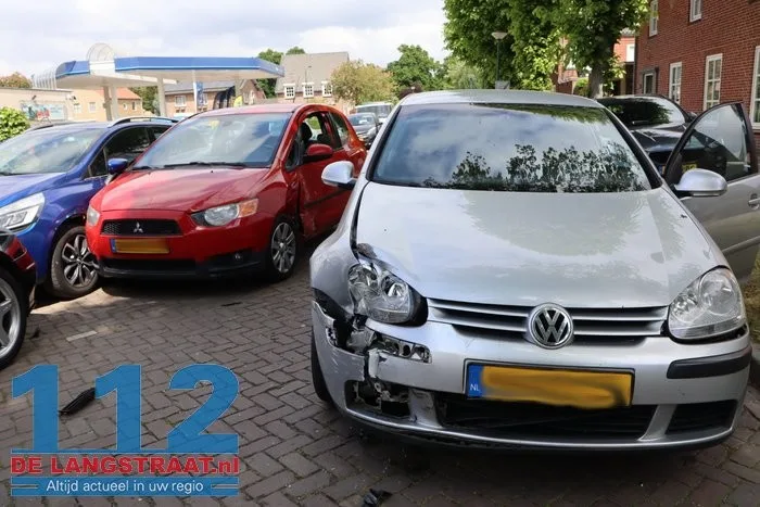 Vier auto's beschadigd bij botsing op Sint Josephstraat Kaatsheuvel 1 Vier auto's beschadigd bij botsing op Sint Josephstraat Kaatsheuvel 112 De Langstraat