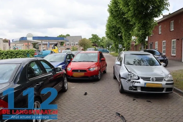 Vier auto's beschadigd bij botsing op Sint Josephstraat Kaatsheuvel 2 Vier auto's beschadigd bij botsing op Sint Josephstraat Kaatsheuvel 112 De Langstraat