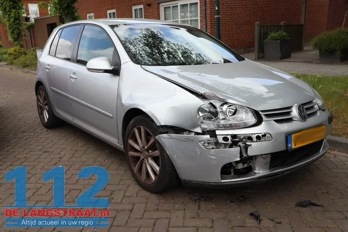 Vier auto's beschadigd bij botsing op Sint Josephstraat Kaatsheuvel 5 Vier auto's beschadigd bij botsing op Sint Josephstraat Kaatsheuvel 112 De Langstraat