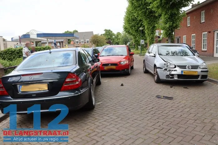 Vier auto's beschadigd bij botsing op Sint Josephstraat Kaatsheuvel 6 Vier auto's beschadigd bij botsing op Sint Josephstraat Kaatsheuvel 112 De Langstraat
