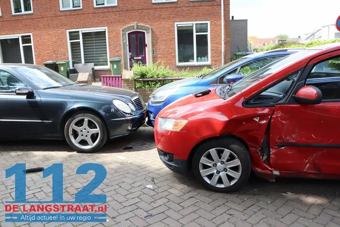 Vier auto's beschadigd bij botsing op Sint Josephstraat Kaatsheuvel 7 Vier auto's beschadigd bij botsing op Sint Josephstraat Kaatsheuvel 112 De Langstraat