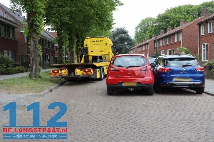 Vier auto's beschadigd bij botsing op Sint Josephstraat Kaatsheuvel 10 Vier auto's beschadigd bij botsing op Sint Josephstraat Kaatsheuvel 112 De Langstraat