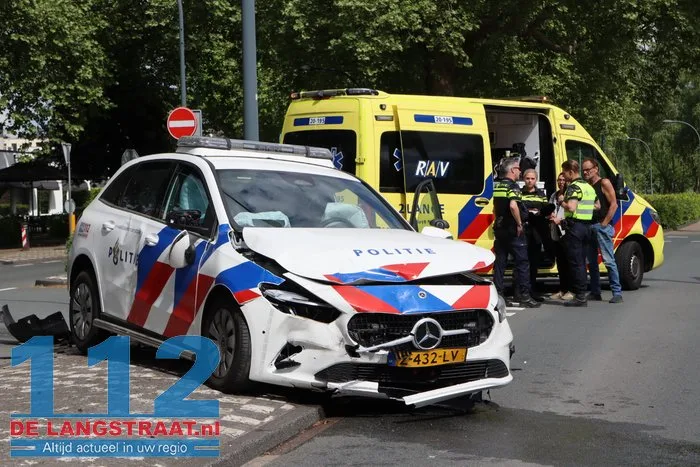 Twee agenten gewond bij ongeval in Waalwijk 3 Twee agenten gewond bij ongeval in Waalwijk 112 De Langstraat