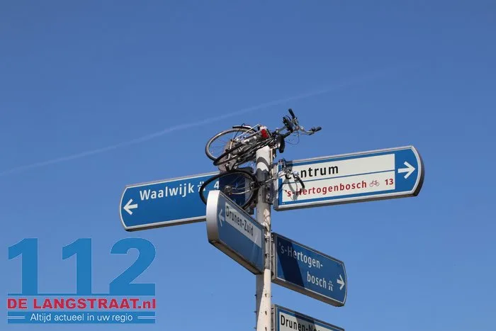 Weer twee fietsen in een ANWB paal op een rotonde in Drunen, hoe dan? 1 Weer twee fietsen in een ANWB paal op een rotonde in Drunen, hoe dan? 112 De Langstraat