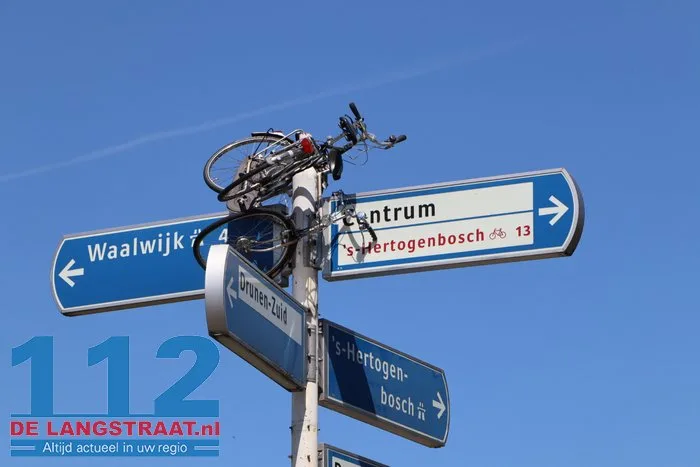 Weer twee fietsen in een ANWB paal op een rotonde in Drunen, hoe dan? 2 Weer twee fietsen in een ANWB paal op een rotonde in Drunen, hoe dan? 112 De Langstraat